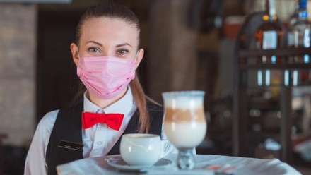 Kellnerin mit Gesichtsmaske