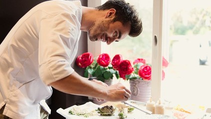 Koch dekoriert Speise