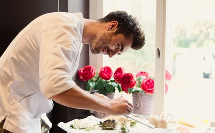 Koch dekoriert Speise