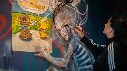 Die Künstlerin Hera bei der Wandgestaltung im Hotel Liebesbier to Sleep