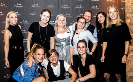 urorin Anastasia Bekker, Finalistin Patricia Vankusova, Finalistin Kerstin Fabian, Finalistin Martina Habison, Juror Tom Sipos, Jurorin Anastasia Bekker und Jurorin Johanna Aigner in der hinteren Reihe mit den drei Siegerinnen Berit Glaser (Platz 2), Katharina Schwaller (Platz 1) und Olivia Brosz-Tsolin (Platz 3) in der vorderen Reihe