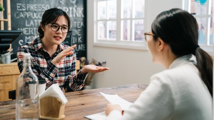 Junge Frau im Gespräch mir ihrer Vorgesetzten