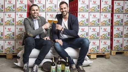 Stiegl-Kreativbraumeister Markus Trinker (l.) und Gin-Experte Peter Affenzeller stoßen auf das gelungene Ergebnis ihrer Zusammenarbeit an