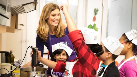 Sarah Wiener mit Kindern beim kochen