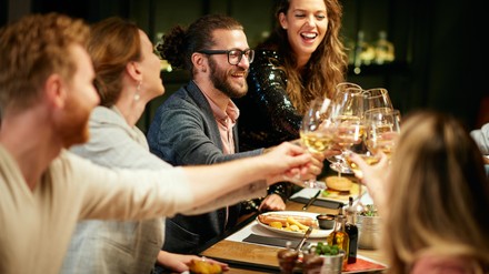Freunde stoßen im Restaurant an