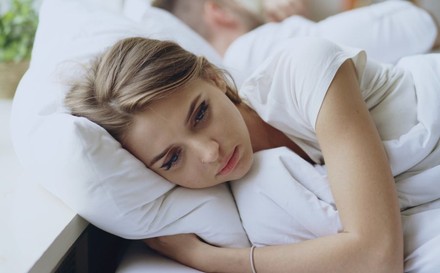 Traurige Frau in Bett