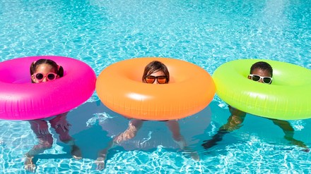 Kinder im Hotel Pool