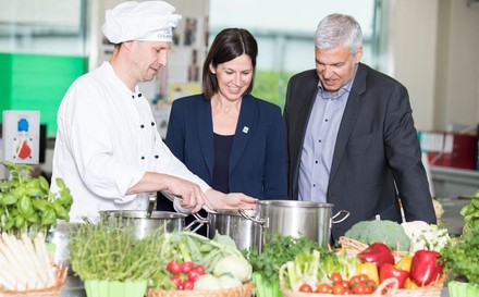 (v. l.): Markus Stacherl (Koch in der Entwicklungsküche von Gourmet), Andrea Johanides (Geschäftsführerin des WWF Österreich) und Herbert Fuchs (Geschäftsführer von Gourmet)