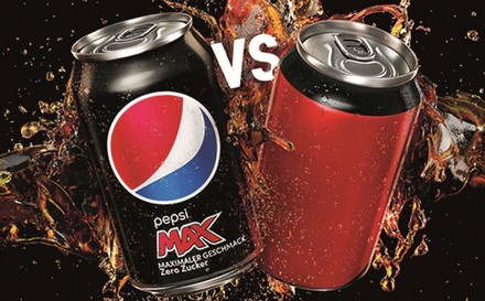 Kampf einer Pepsi- gegen eine stilisierte Coke-Dose