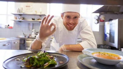 Koch gestikuliert okay