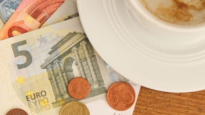 Geldscheine auf Tisch