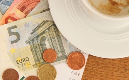 Geldscheine auf Tisch