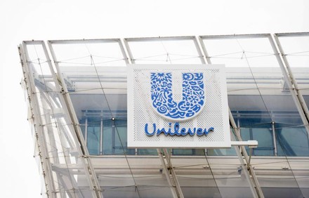 Eine Außenbeschilderung an einem Gebäude zeigt das Logo von Unilever