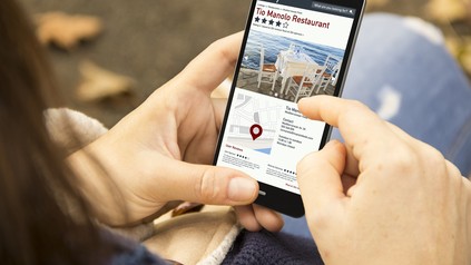 Frau tippt auf Smartphone