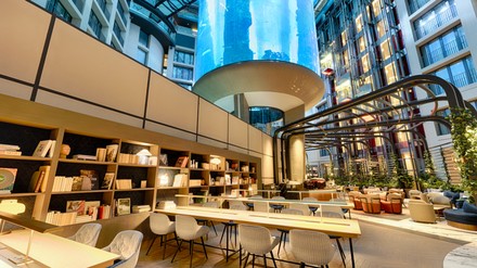 Der AquaDom, eins der größten freistehenden zylindrischen Aquarien der Welt mit 1.600 tropischen Fischen, bleibt das Herzstück der Hotellobby. (Foto: © Radisson Hotel Group)