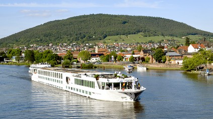Flusskreuzfahrtschiff auf dem Main bei Miltenberg