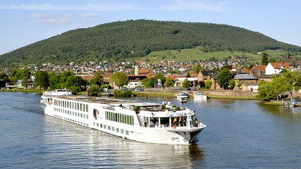Flusskreuzfahrtschiff auf dem Main bei Miltenberg
