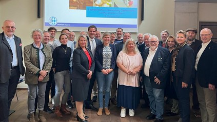 Fachbereichsleitung Monika Poschenrieder (4. v. r.) und Fritz Kühner (1.v. r.), Delegierte der Fachbereichsversammlung, Referenten und Dr. Thomas Geppert (5 v. l.) sowie Daniela Ziegler (4. v. l.) vom Dehoga Bayern. (Foto: © Dehoga Bayern)