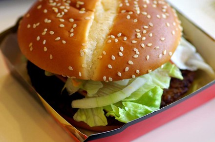 Ein McVegan von McDonald’s in typischer Verpackung