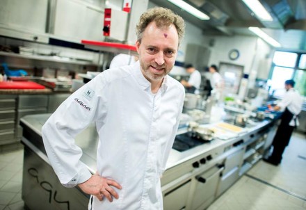 Ein Koch in der Küche im AQUA in Wolfsburg