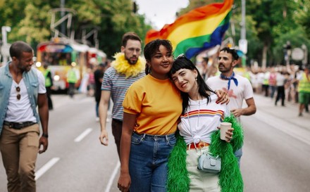 Lesbisches Paar auf Regenbogenparade