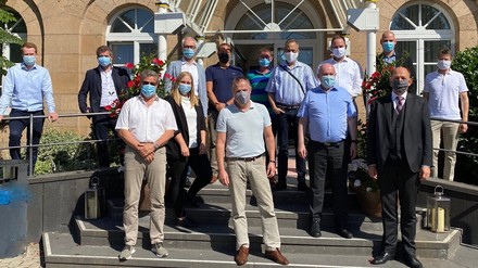 HDV-Mitglieder vor einem Hotel