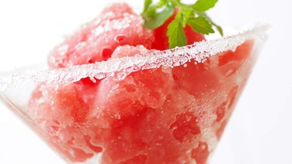 Ein Sektglas mit Erdbeersorbet und einem Minzblatt