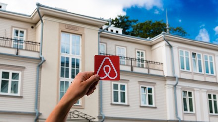 Das Logo von Airbnb