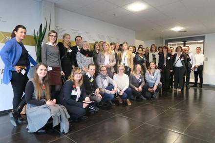 41 Frauen vom HOBART Mutterkonzern ITW bei einem Gruppenfoto