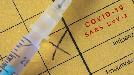 Impfausweis und Spritze