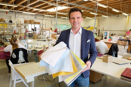 Inhaber Jürgen Schranz mit der neuen Stoff-Kollektion