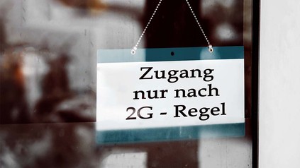 Schild, das auf die 2G-Regel hinweist
