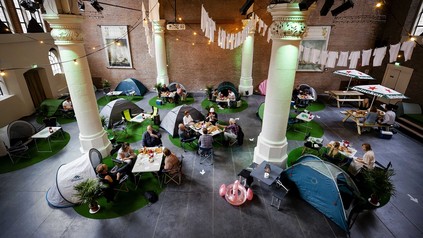 Ein Campingplatz in einer Kirche