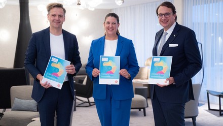 Prof. Dr. Vanessa Borkmann (Mitte), Alexander Aisenbrey (rechts) und Dr. Marcel Klinge (links)