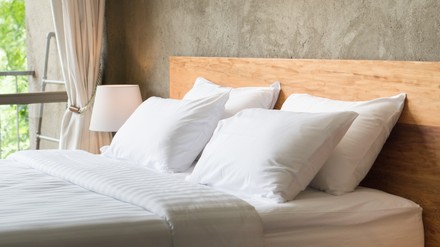 Weiße Kissen auf einem Hotelbett