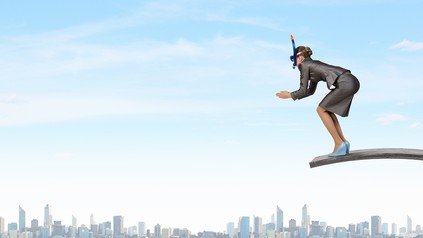 Frau steht auf Sprungbrett