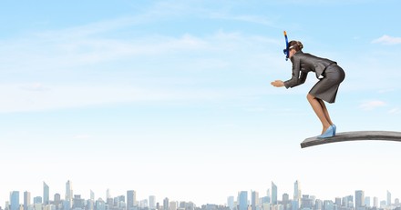 Frau steht auf Sprungbrett