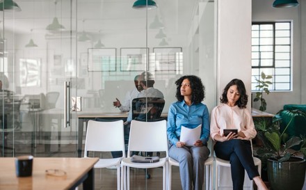 Frauen warten im Büro