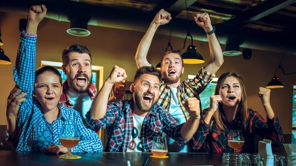 Fröhliche Menschen an einer Theke