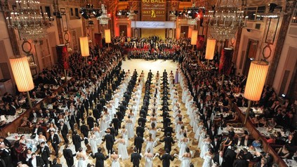 Panorama des Kaffesiederballs 2017, Frauen in weißen Kleidern und Männer im schwarzen Anzug stehen in Reih und Glied
