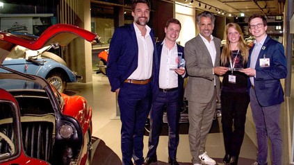 (v.l.n.r): Philipp S. Ingenillem (Gesellschafter, Director of Sales & Business Development ONLINE BIRDS), André Meier (Geschäftsführer ONLINE BIRDS), Otto Lindner (IHA-Vorsitzender), Larissa Schmied (Finance & Marketing Infinity Start-up/Hygenator RefresherBoxx) und Gernot Jonathan Sümmermann (Founder & CTO Infinity Start-up/Hygenator RefresherBoxx)