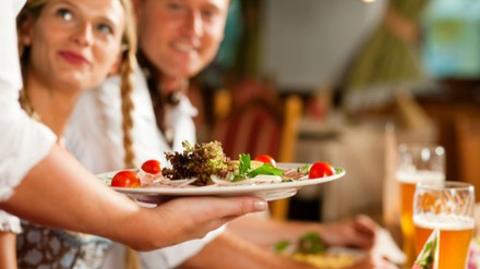 Kellnerin serviert in bayerischem Restaurant