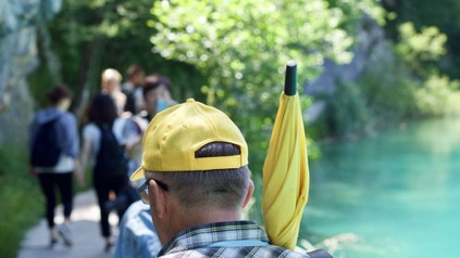 Schirm und Kappe als Erkennungszeichen