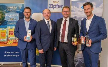 (v. l.): Georg Braun, Marketingleiter Gmundner Milch; Max Hiegelsberger, Agrar-Landesrat von Oberösterreich und Landwirt; Christian Payrhuber, Regionaler Verkaufsdirektor Zipfer Bier und Walter Scherb jun., Geschäftsführer von Spitz