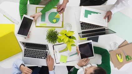 Konferenzszene aus der Vogelperspektive