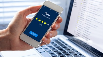 Person bewertet seine Erfahrung mit Sternen auf seinem Smartphone