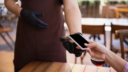Ein gast bezahlt in einem Restaurant