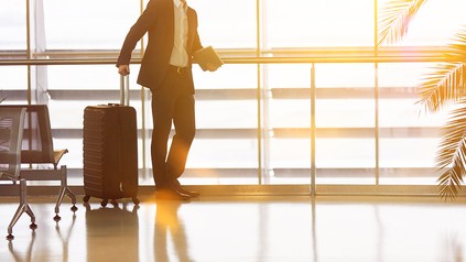 Ein Geschäftsmann am Flughafen