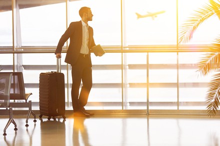 Ein Geschäftsmann am Flughafen