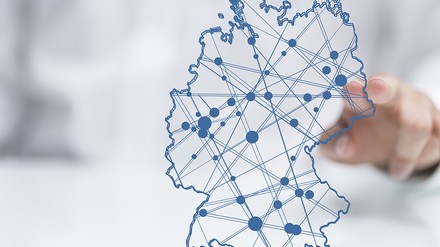 Grafik mit der Ländergrenze Deutschlands und viele vernetzten Punkten innerhalb